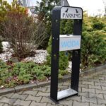 Šunų vandens stotelė su pavadėlių laikikliais